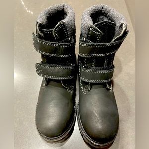 NWOT KAMIK KIDS WATERPROOF BOOTS. Size 1. 9.25” Toe to Heel. Warm to -25.